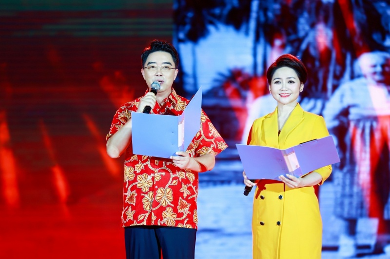 晚會現(xiàn)場朗誦表演。  主辦方供圖
