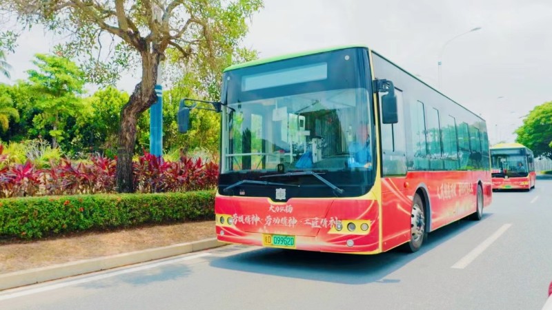 兩輛身披紅裝的“新面孔”在海南省陵水黎族自治縣城區(qū)道路亮相。  陵水總工會(huì)供圖