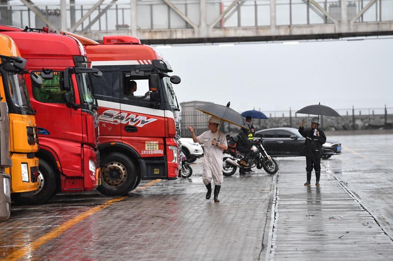 ?？谛潞８酃ぷ魅藛T雨中引導車輛。孫士杰攝 
