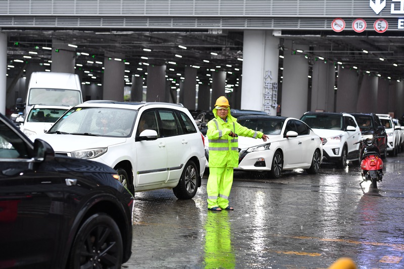 ?？谛潞８酃ぷ魅藛T雨中引導(dǎo)車輛。孫士杰攝