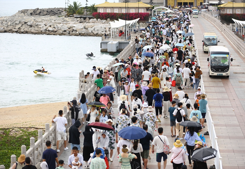 5月3日，三亞南山文化旅游區(qū)游人如織。