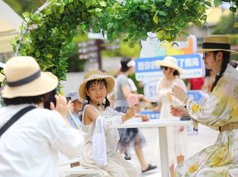 5月3日，游客在三亞南山文化旅游區(qū)打卡拍照。
