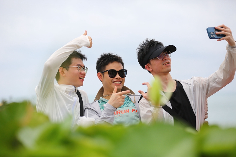 5月3日，游客在三亞南山文化旅游區(qū)游覽。