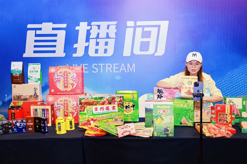推介活動的現(xiàn)場的直播帶貨。海南省供銷社供圖