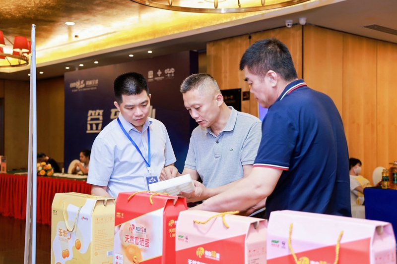與會嘉賓了解各鎮(zhèn)特色產(chǎn)品。海南省供銷社供圖