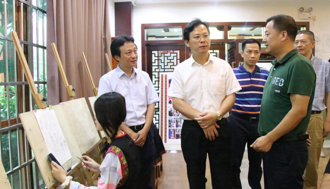昌江黎族自治縣縣委書記陳儒茂（中）在昌江石碌鎮(zhèn)調(diào)研玉石雕刻及培訓(xùn)工作。昌江黎族自治縣融媒體中心供圖