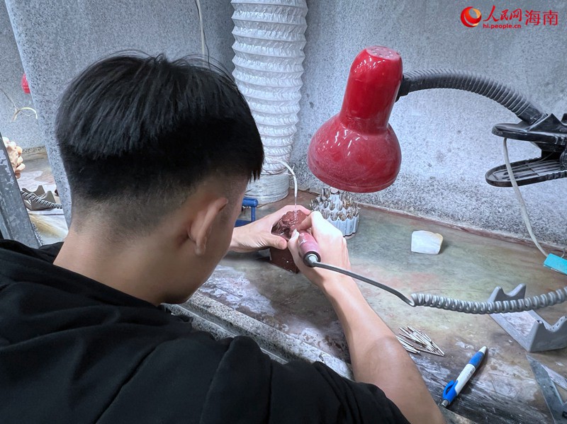 玉雕班的學(xué)生在雕刻作品。人民網(wǎng)記者 李學(xué)山攝