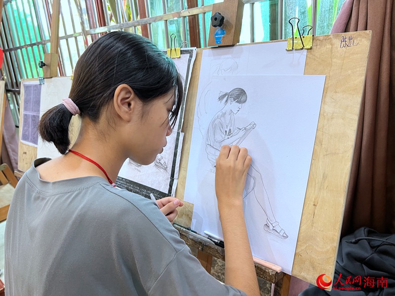 玉雕班的學(xué)生在進(jìn)行素描臨摹。人民網(wǎng)記者 李學(xué)山攝