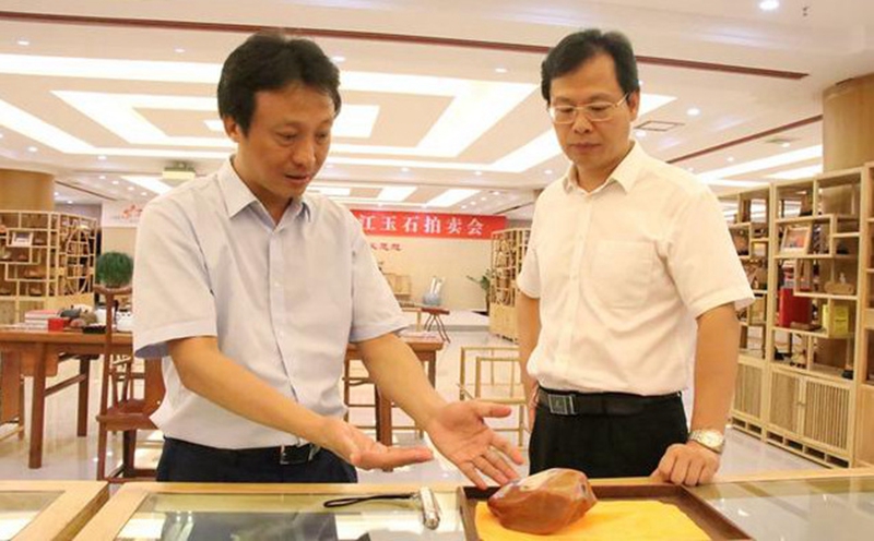 昌江黎族自治縣委書記陳儒茂（右）在昌江石碌鎮(zhèn)調(diào)研“昌江玉”。昌江黎族自治縣融媒體中心供圖