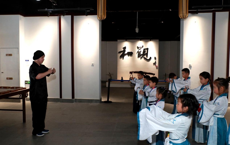禮儀體驗(yàn)現(xiàn)場(chǎng)。主辦方供圖