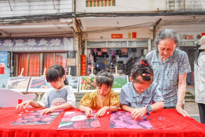 活動現(xiàn)場，荔枝拼圖比賽吸引著小朋友們積極挑戰(zhàn)。  主辦方供圖.jpg