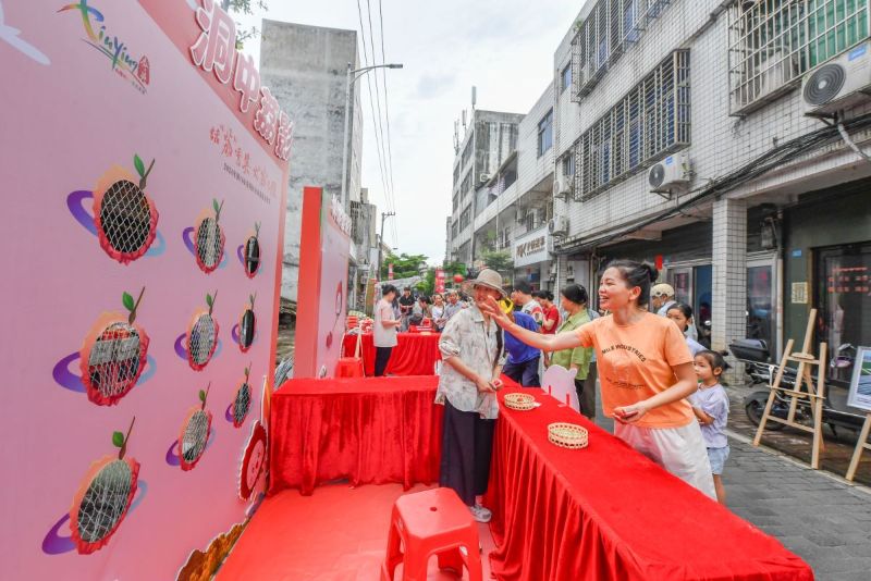 現(xiàn)場互動活動歡樂多，市民游客都積極參與嘗試。  主辦方供圖.jpg