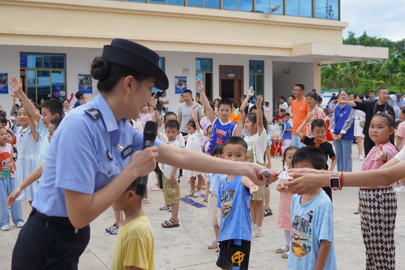 小朋友們和民警互動。白沙公安局供圖