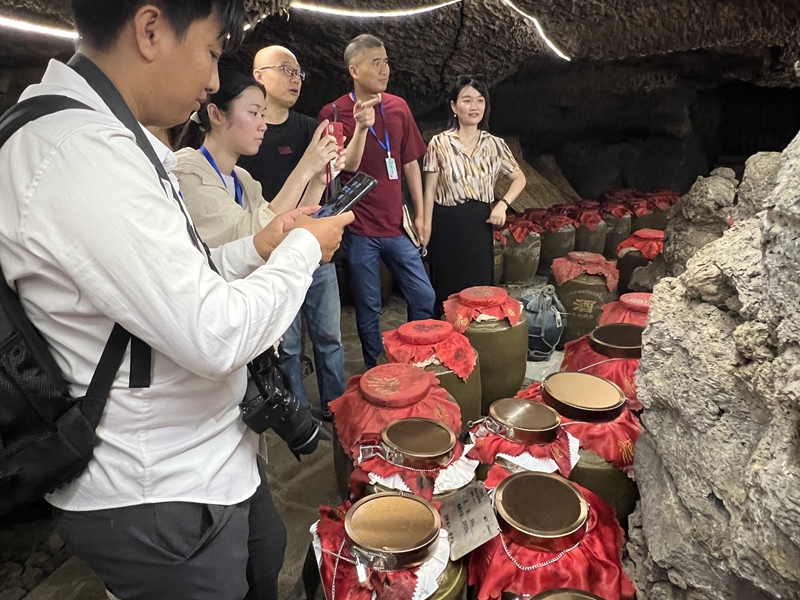 采風(fēng)團(tuán)參觀地下酒窖。魏壽華攝