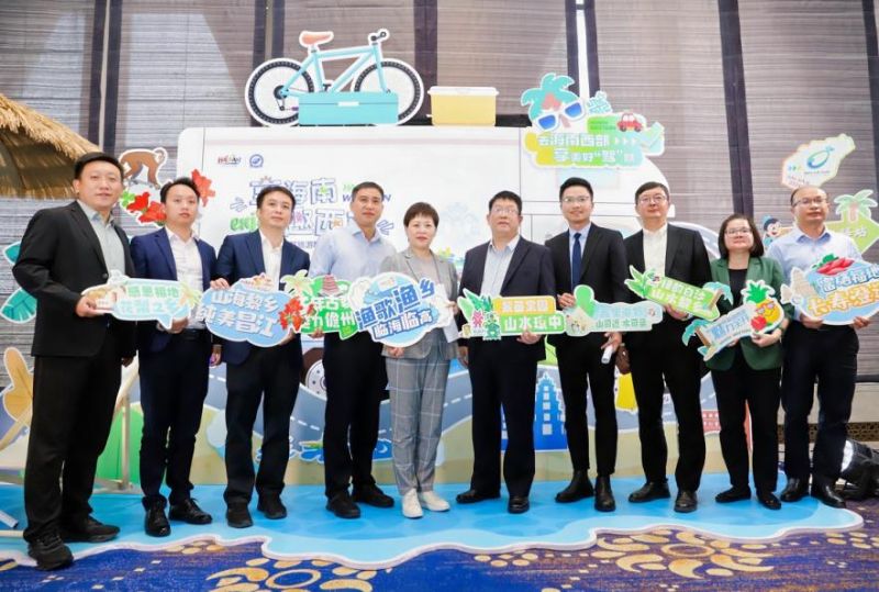 1、“享海南 趣西岸”2024年海南西部旅游聯(lián)盟旅游推介會(huì)在新疆烏魯木齊市圓滿舉辦，出席活動(dòng)的相關(guān)領(lǐng)導(dǎo)嘉賓合影留念。  主辦方供圖
