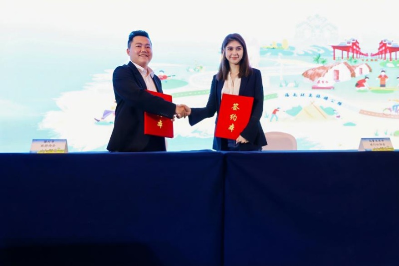 3、儋州市旅游協(xié)會(huì)與烏魯木齊市旅行社協(xié)會(huì)簽約。  主辦方供圖