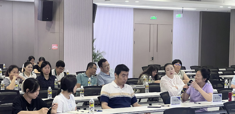 專家學(xué)者現(xiàn)場(chǎng)與企業(yè)代表進(jìn)行交流。海口國(guó)家高新區(qū)管委會(huì)供圖