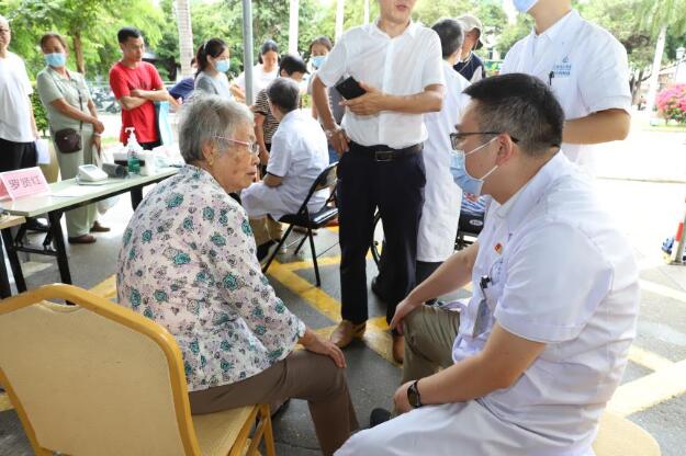 三亞市人民醫(yī)院骨科王建華主任義診現(xiàn)場(chǎng)。蔡元廣攝