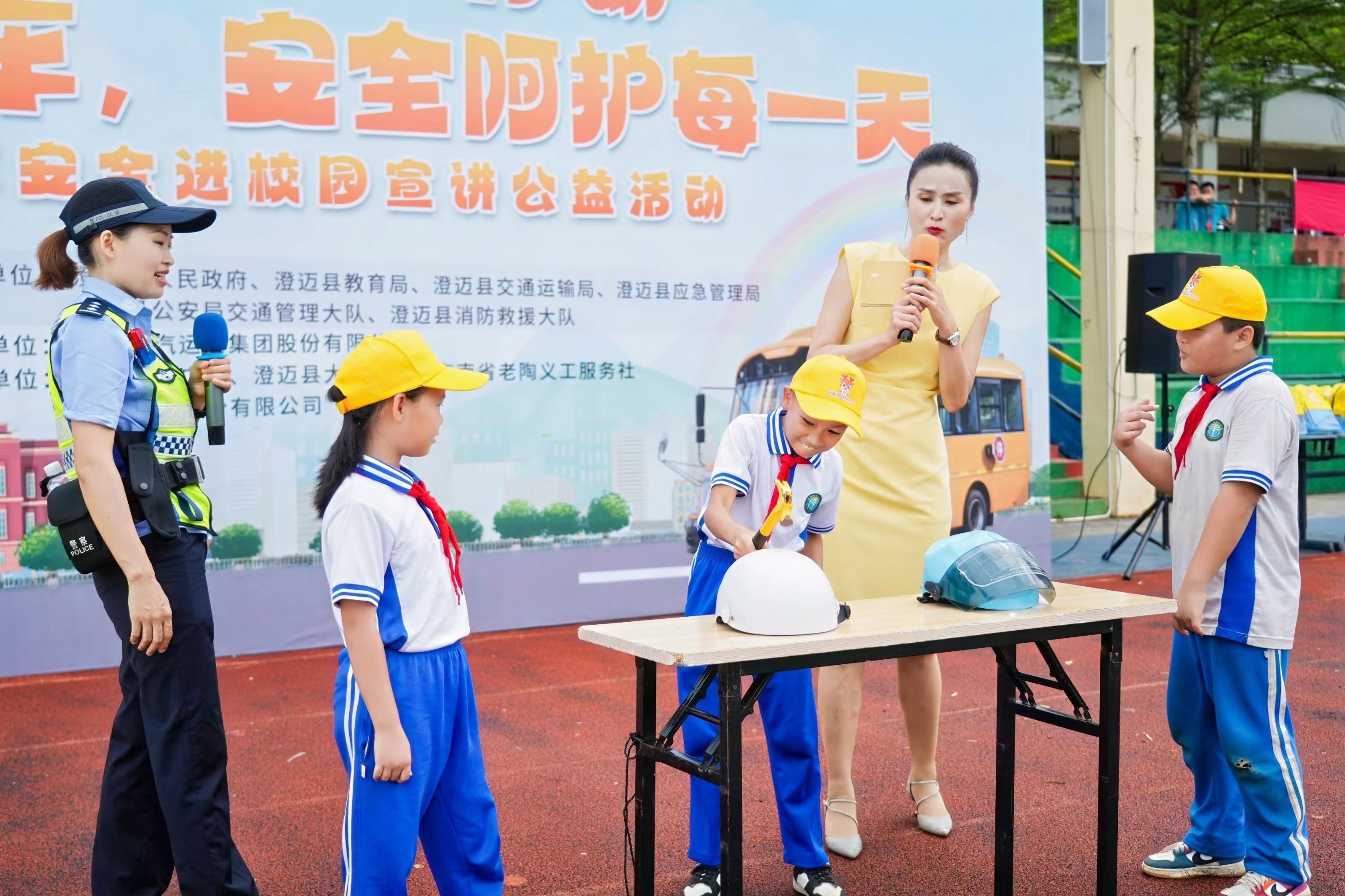 交警指導(dǎo)孩子們鑒別安全帽質(zhì)量。何小瑜攝.jpg