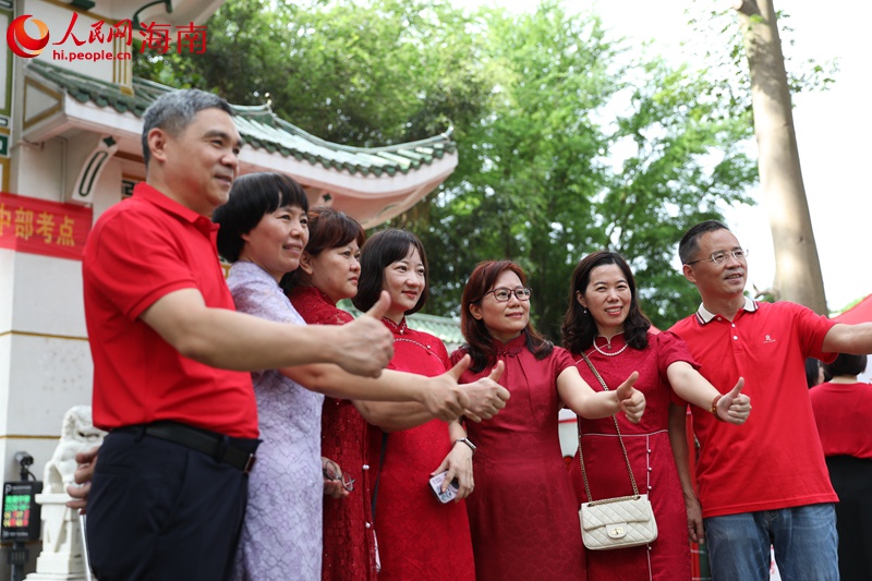 家長(zhǎng)“旗袍組合”現(xiàn)場(chǎng)給考生點(diǎn)贊。