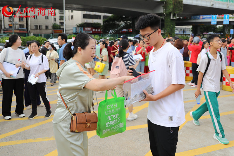 6月7日上午，在海南僑中考點，考生家長送考。 人民網(wǎng)記者 孟凡盛攝
