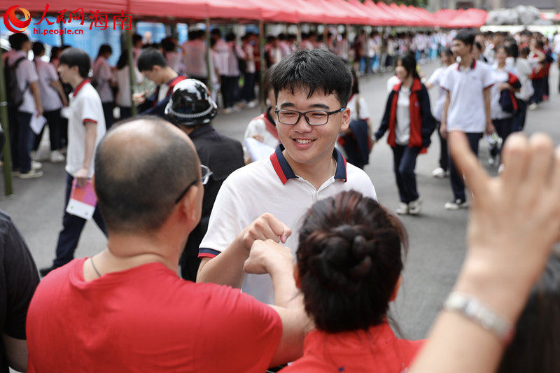 6月7日上午，在海南中學(xué)考點，家長為考生加油。 人民網(wǎng)記者 符武平攝
