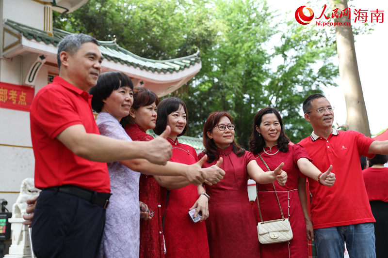 家長現(xiàn)場給考生加油鼓勁。人民網(wǎng)記者 符武平攝