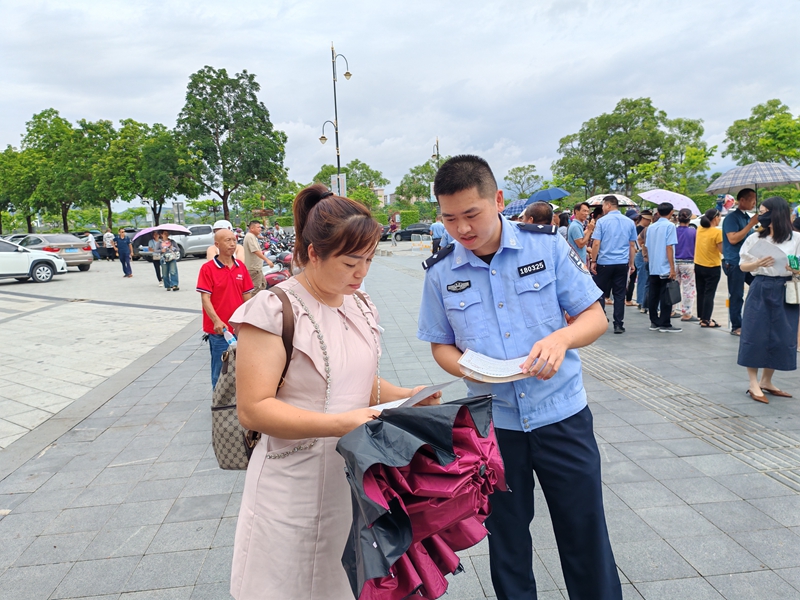 民警進(jìn)行反詐宣傳。吳佳儀攝