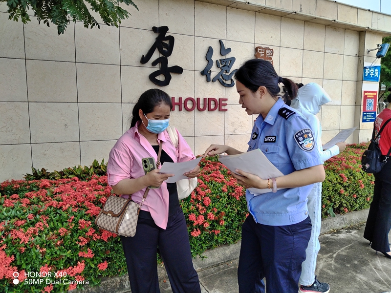 民警進(jìn)行反詐宣傳。吳佳儀攝