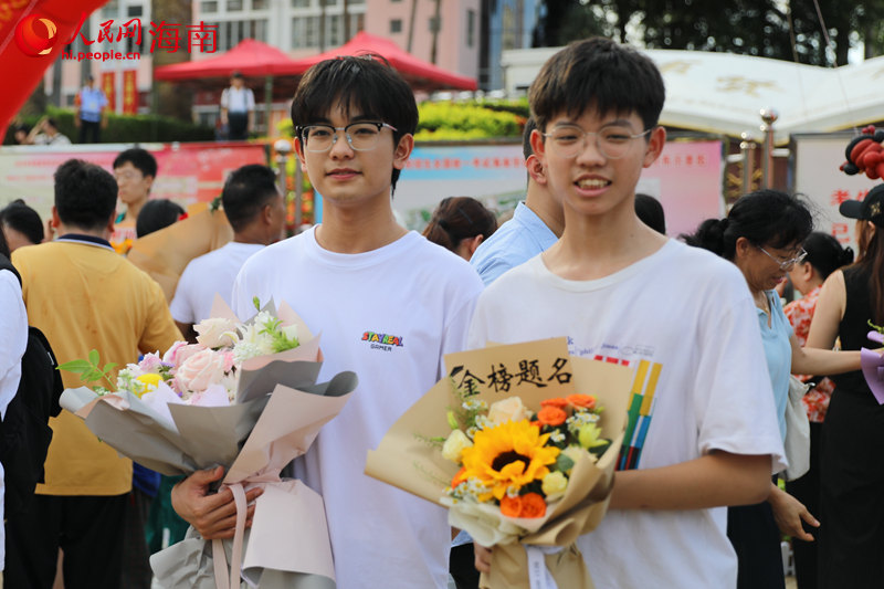 高考結(jié)束，考生家長為考生送上鮮花。 人民網(wǎng)記者 孟凡盛攝