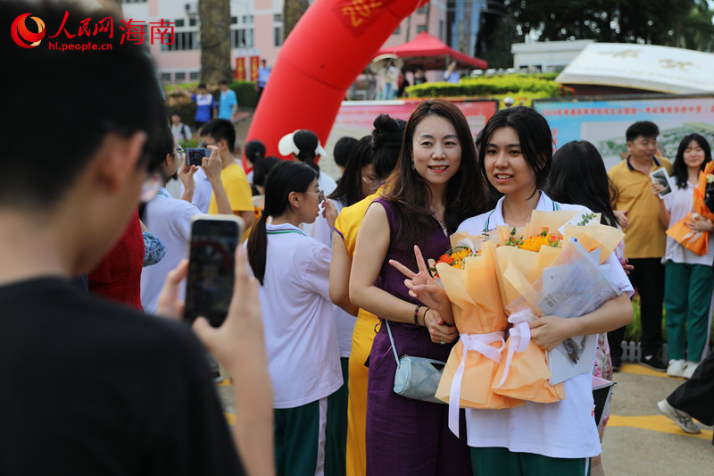 高考結(jié)束，考生家長(zhǎng)為考生送上鮮花。 人民網(wǎng)記者 孟凡盛攝