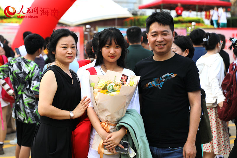 高考結(jié)束，考生家長為考生送上鮮花。 人民網(wǎng)記者 孟凡盛攝