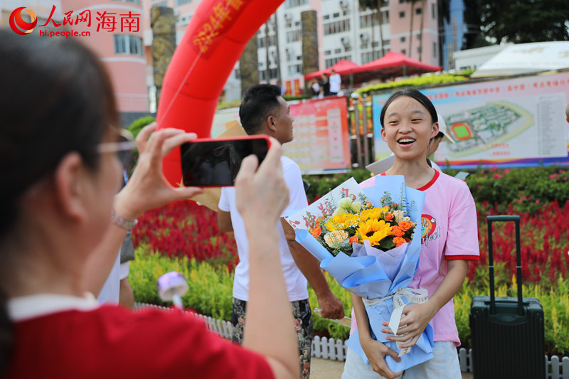 高考結(jié)束，考生家長(zhǎng)為考生送上鮮花。 人民網(wǎng)記者 孟凡盛攝
