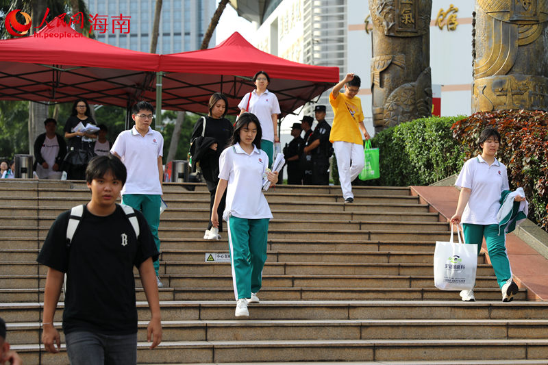 海南省2024年高考順利結(jié)束，考生走出考場(chǎng)。 人民網(wǎng)記者 孟凡盛攝