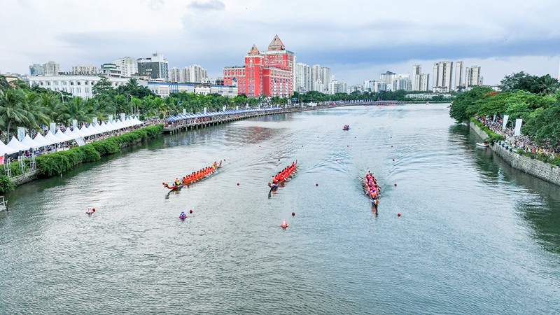 高空俯瞰海甸河龍舟賽現(xiàn)場。主辦方供圖
