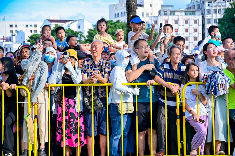 觀眾在岸上給龍舟隊助威。主辦方供圖