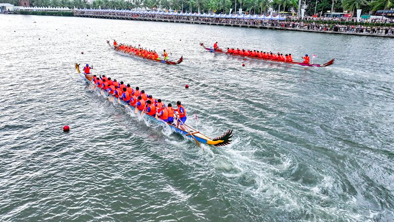 龍舟如同離弦之箭向終點沖刺。主辦方供圖