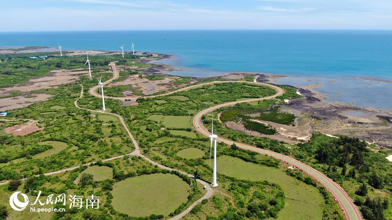 海南環(huán)島旅游公路儋州段宛如一條“臥龍”。人民網(wǎng)記者 符武平攝