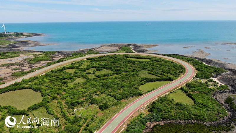 蜿蜒的海南環(huán)島旅游公路。人民網(wǎng)記者 符武平攝