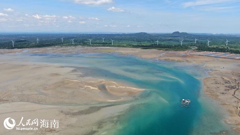 退潮后海岸形成飄逸的藍(lán)色彩帶。人民網(wǎng)記者 符武平攝