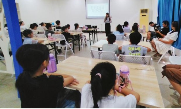 趣談“神話”公益講堂現(xiàn)場，老師和孩子們親切互動。主辦方供圖
