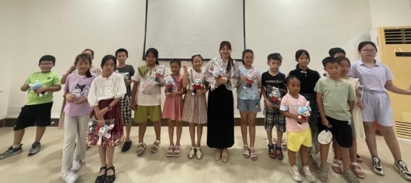 指導(dǎo)老師和孩子們合影留念。主辦方供圖