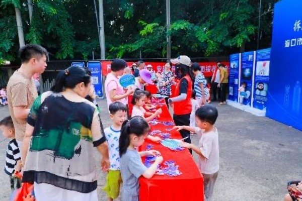 2、許多家長(zhǎng)帶著孩子參與到普法宣傳活動(dòng)主題拼圖游戲中。主辦方供圖