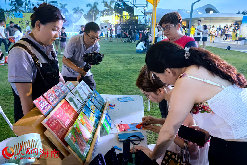市民游客在中國體育彩票展位前體驗“頂呱刮”產(chǎn)品。 人民網(wǎng)記者 孟凡盛攝 (2)