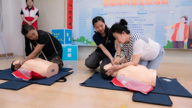 現(xiàn)場(chǎng)設(shè)置的急救科普環(huán)節(jié)。主辦方供圖