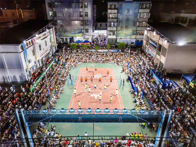 28日晚，2024年“九九杯”海南（文昌）鄉(xiāng)鎮(zhèn)排球聯(lián)賽第三周比賽開(kāi)打。(文昌市委宣傳部供圖)