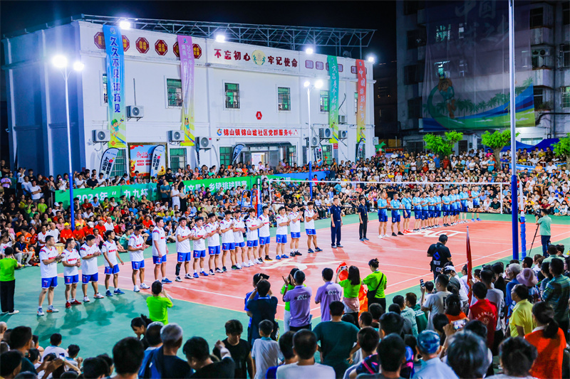 28日晚，2024年“九九杯”海南（文昌）鄉(xiāng)鎮(zhèn)排球聯(lián)賽第三周比賽開打。(文昌市委宣傳部供圖)