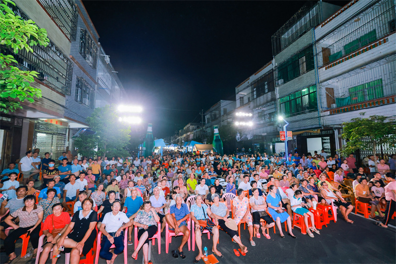 28日晚，2024年“九九杯”海南（文昌）鄉(xiāng)鎮(zhèn)排球聯(lián)賽第三周比賽開打。(文昌市委宣傳部供圖)