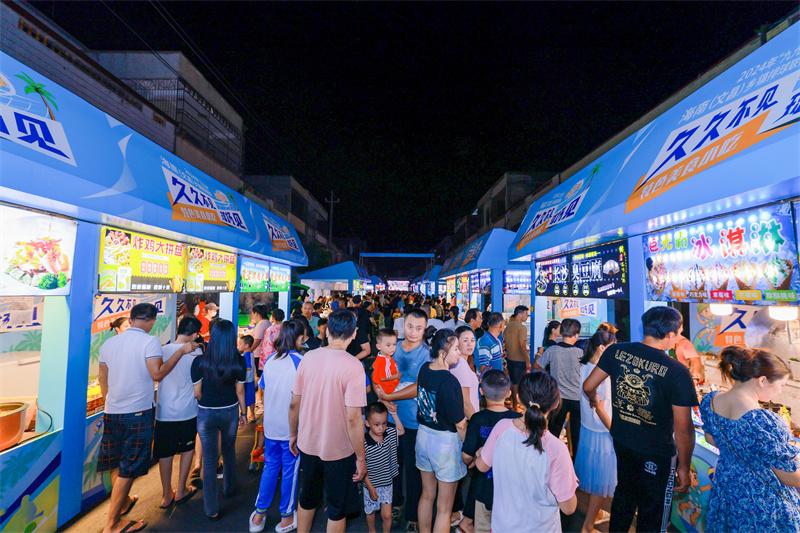 28日晚，2024年“九九杯”海南（文昌）鄉(xiāng)鎮(zhèn)排球聯(lián)賽第三周比賽開打。(文昌市委宣傳部供圖)