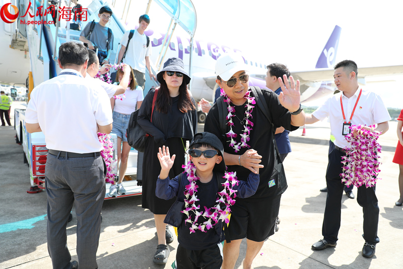 “香港?三亞”航線舉辦紀(jì)念航班接機(jī)儀式。人民網(wǎng)記者 毛雷攝